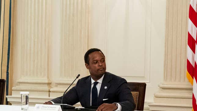 Image for article titled Kentucky Attorney General So Starstruck By Letter From Beyoncé He Unable To Even Read What It’s About