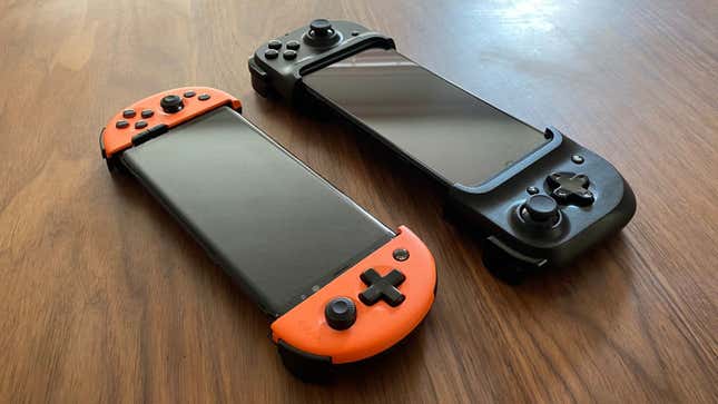 A la izquierda un mando Wee 2T y a la derecha un mando Kishi.