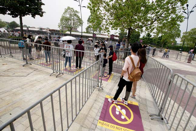 Imagen para el artículo titulado Un paseo en imágenes por la Disneylandia de la nueva normalidad tras el coronavirus