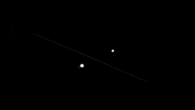 Imagen para el artículo titulado Un fotógrafo consigue capturar a la Estación Espacial Internacional pasando entre Júpiter y Saturno