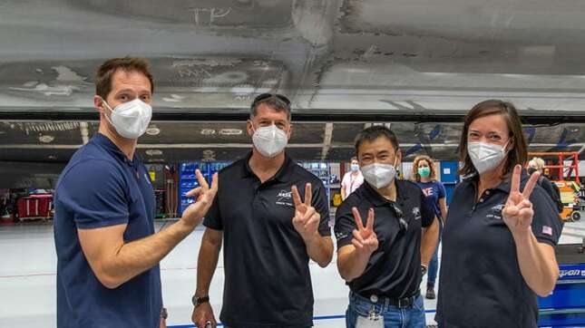 Imagen para el artículo titulado SpaceX lanza astronautas por primera vez en un cohete usado (que llevaba las iniciales de la tripulación escritas en el hollín del vuelo anterior)