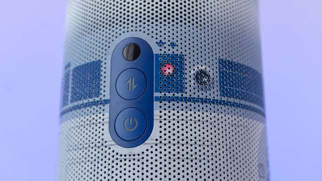 El control remoto incluido tiene un botón de encendido dedicado, pero en realidad no puedes apagar completamente el proyector usándolo. Solo se puede apagar por completo con un botón físico en la parte posterior, por lo que querrás asegurarte de no montarlo permanentemente en algún lugar fuera de tu alcance.