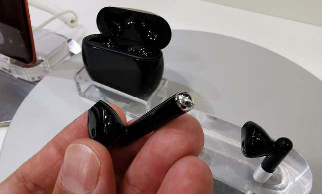 Imagen para el artículo titulado Los Huawei FreeBuds 3 son unos auriculares magníficos que copian la peor idea de Apple
