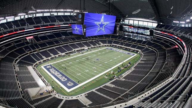 Image for article titled Packers, Steelers Find A Bunch Of Fucked-Up Shit While Exploring Cowboys Stadium
