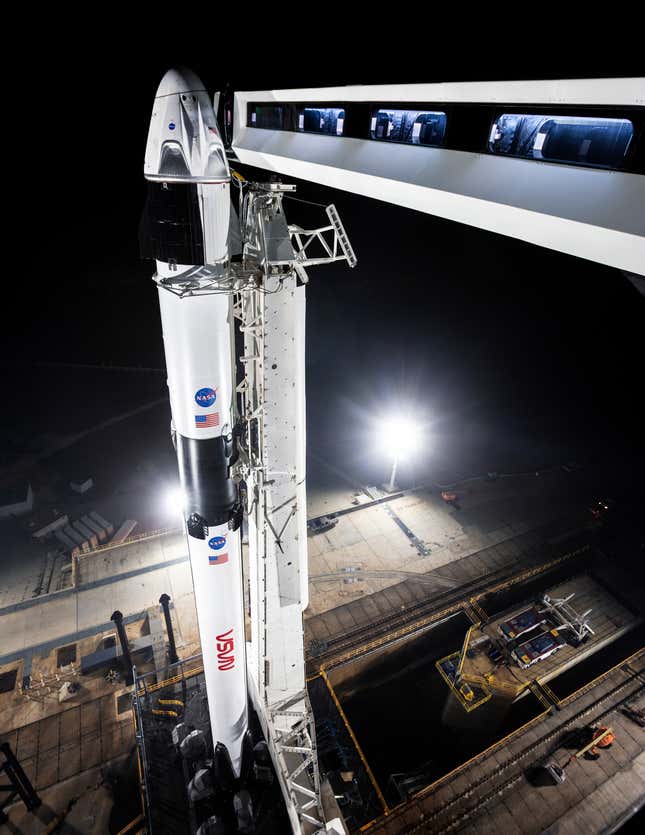 La nave Crew Dragon sobre un cohete Falcon 9