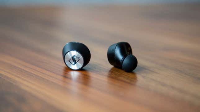 El auricular es el tamaño de una nuez pequeña. Foto: Adam Clark Estes (Gizmodo)