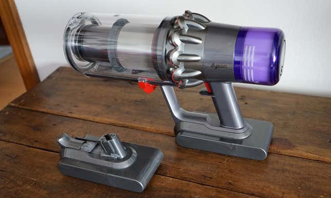 Imagen para el artículo titulado La Dyson V11 Absolute Extra Pro es como un arma venida del futuro para destruir la suciedad