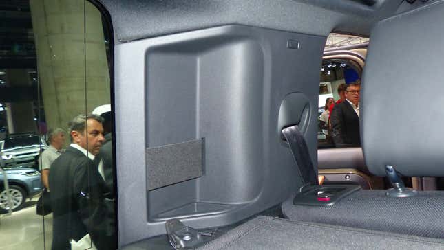 Image for article titled The 2020 Land Rover Defender 90 Offers A Huge Fake Pillar And It's Just Bizarre