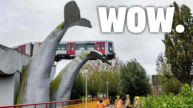 Imagen para el artículo titulado Un tren descarrila y solo una gigantesca obra de arte evita que caiga de un puente