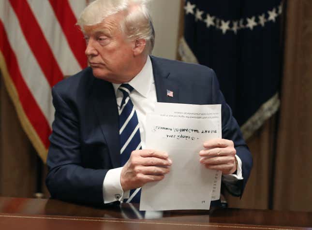 Image for article titled Handwritten Note Proves Trump Is a Dotard as He &#39;Intentially&#39; Sought to Bash Democrats&#39; &#39;Achomlishments&#39;