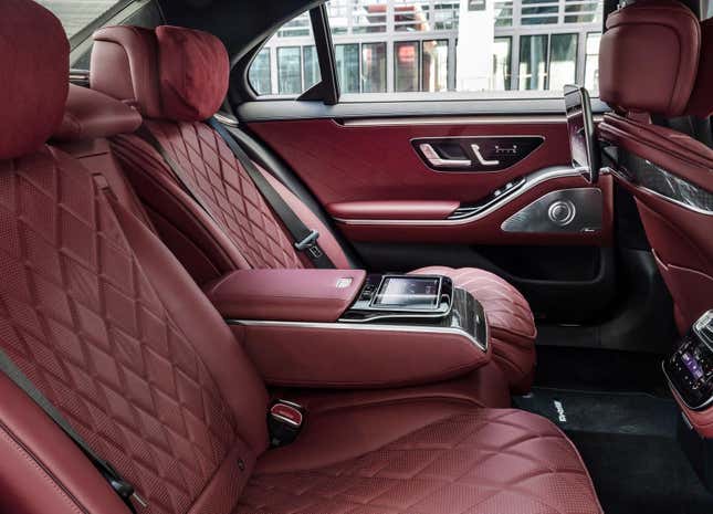 Image for article titled This 2021 Mercedes-Benz S-Class's Back Wheel Is Not Broken