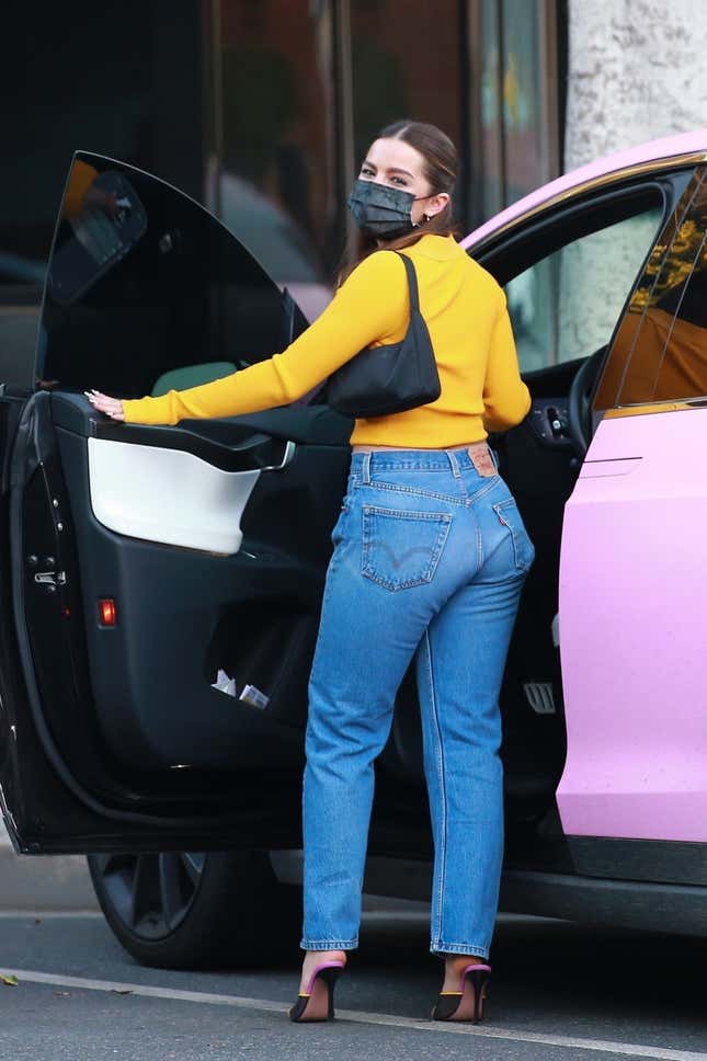 Image for article titled This Rich TikTok Star Painted Her Tesla Pink