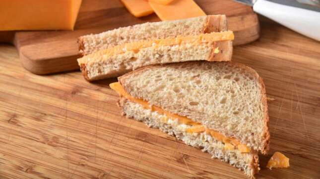 Una mujer con trastornos alimenticios lleva 29 años comiendo únicamente sándwiches de queso