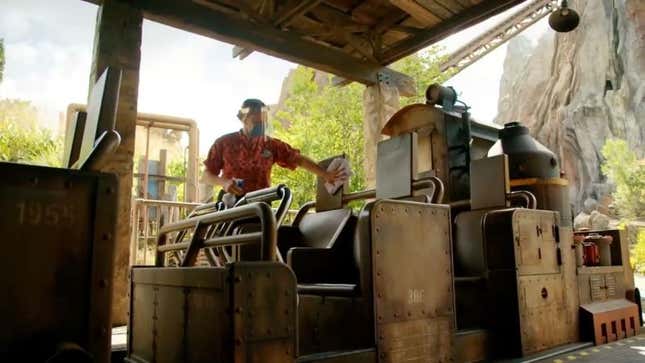 Un miembro del reparto de Disney limpia un vehículo en el nuevo video lanzado por Disney Parks en YouTube