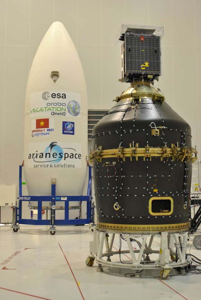 Imagen de archivo de 2013 que muestra el adaptador Vespa en el fondo, con el satélite Proba-V en primer plano.
