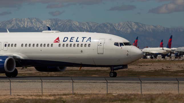 Image for article titled Delta Reportedly Tells Flight Attendants Not to Notify Colleagues If They Get Coronavirus