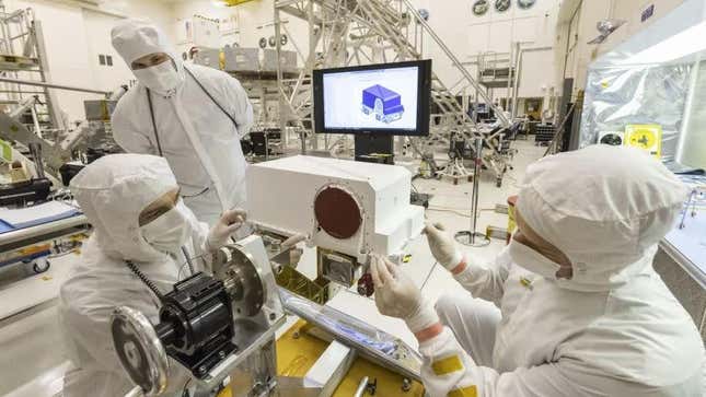 Ingenieros del JPL de la NASA instalando el sistema de cámaras Mastcam-Z sobre Perseverance.