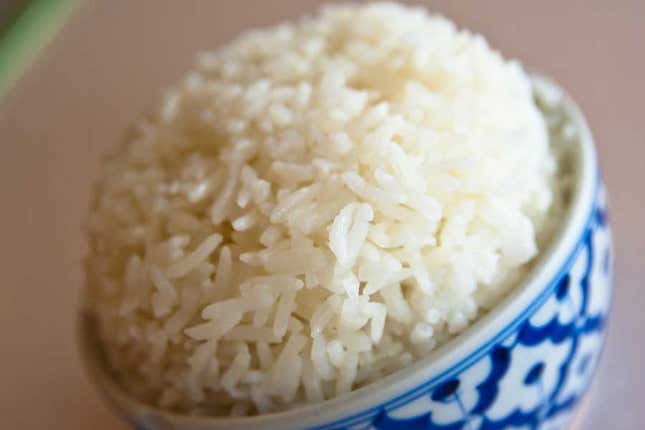 Imagen para el artículo titulado Cómo cocinar arroz eliminando el arsénico y manteniendo los nutrientes, según la ciencia