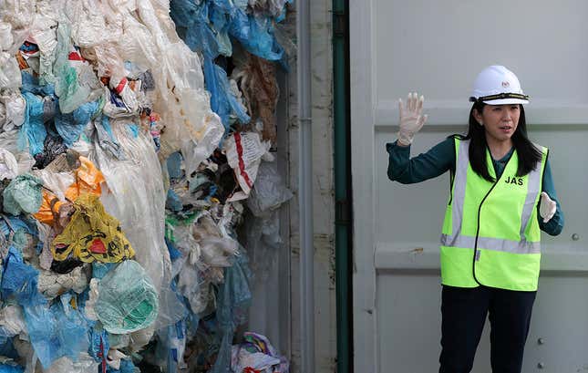 La ministra Yeo Bee Yin, durante una “repatriación” de basura realizada en mayo de 2019.