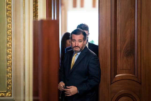 Image for article titled Since Ted Cruz Couldn’t Stay In Cancun, Someone Sent a Mariachi Band to His House