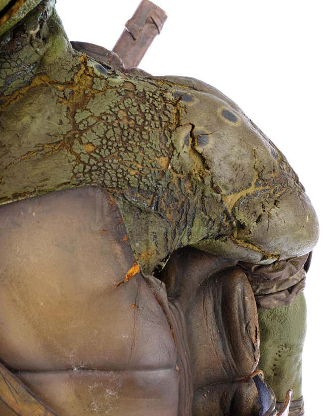 Imagen para el artículo titulado Nadie quiso comprar el traje original de Leonardo de la película Ninja Turtles que se subastaba