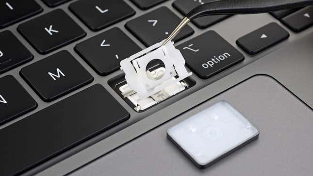 Imagen para el artículo titulado Apple da marcha atrás: el teclado del nuevo MacBook Pro es igual al de los MacBooks antiguos