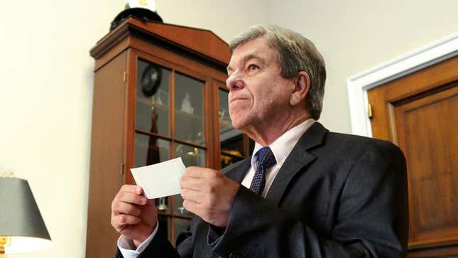 Image for article titled Senator Moved To Tears After Reading Constituent’s Heartfelt Check