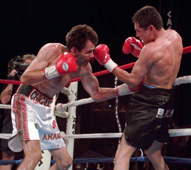 De La Hoya tags Genaro Hernandez during a 1995 bout.