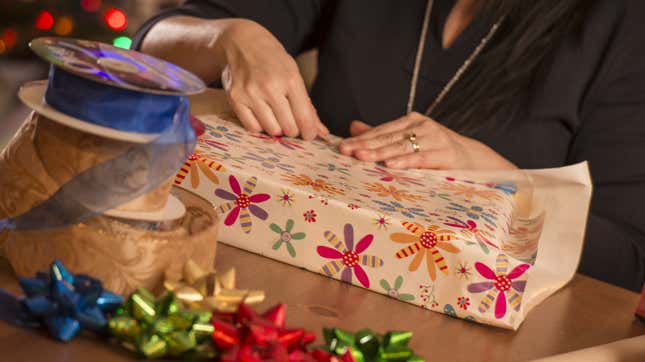 Image for article titled Don&#39;t Struggle to Make Your Holiday Wrapping Perfect