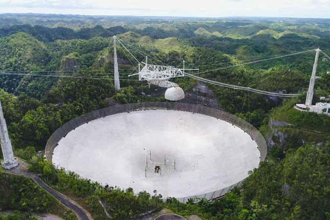 El observatorio de Arecibo en la primavera de 2019, antes de las fallas de los cables.