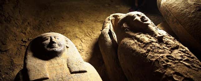Imagen para el artículo titulado Descubren en Egipto 13 ataúdes de 2500 años de antigüedad completamente sellados