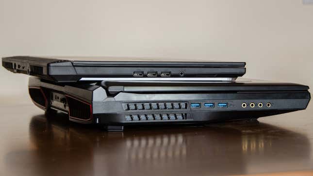 El Strix G de Asus frente a un portátil gaming MSI. La diferencia entre uno y otro salta a la vista.
Imagen: Julio Cerezo