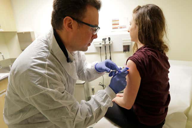 Imagen para el artículo titulado Las imágenes del primer ensayo humano en el mundo de una posible vacuna contra el coronavirus