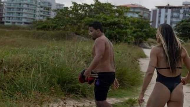 Image for article titled Amateur MMA Fighter Beats Up Man Jerking Off In Front Of Her During Beach Photoshoot