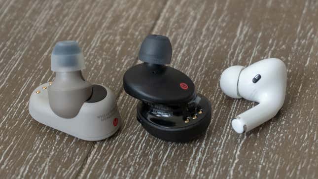 Los Sony WF-XB700 son bastante grandes, pero son muy cómodos y aguantan bien en su sitio.
Foto: Andrew Liszewski (Gizmodo)