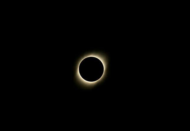Imagen para el artículo titulado 8 fotos espectaculares del eclipse solar total de 2019