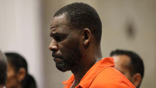 Image for article titled R. Kelly Pleads Not Guilty to Bribery Charge in Aaliyah Fake ID Case