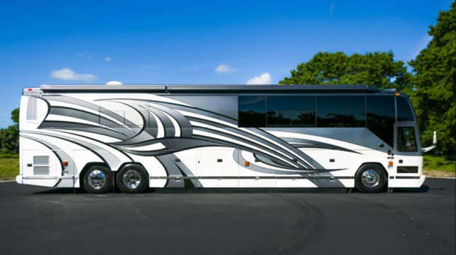 Imagen para el artículo titulado Esta monstruosa caravana de 500.000 dólares tiene dos baños y un dormitorio en el sótano