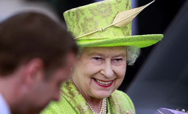 Imagen para el artículo titulado La reina Isabel II podría matar a Meghan Markle y salir indemne, y otras 25 rarezas de la loca monarquía británica