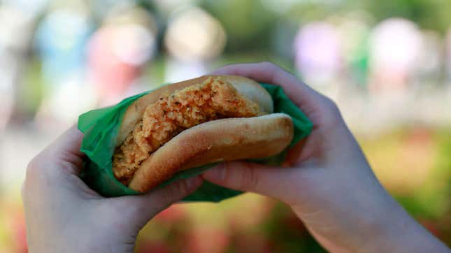 Augusta National’s fried chicken sandwich from 2017 doesn’t look half bad, does it? Maybe it inspired Popeyes.