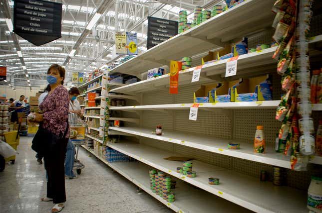 Empty store shelves during Mexico’s swine flu epidemic in 2009. (Image: Eneas De Troya/Wikimedia)