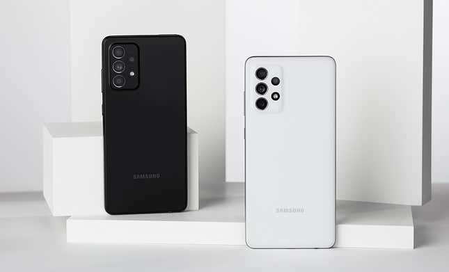 A la izquierda, el Galaxy A52. A la derecha, el Galaxy A72.