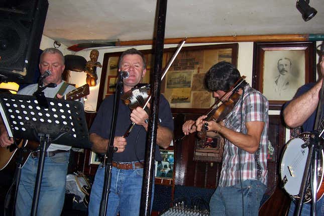 Imagen para el artículo titulado Este bar abrió por primera vez en la Edad Media, cuando la gente entraba con sus espadas para pedir una pinta