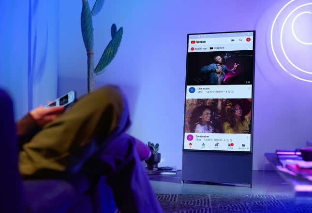 Imagen para el artículo titulado Samsung anuncia un televisor capaz de girar para ver vídeos en vertical como si fuera tu teléfono