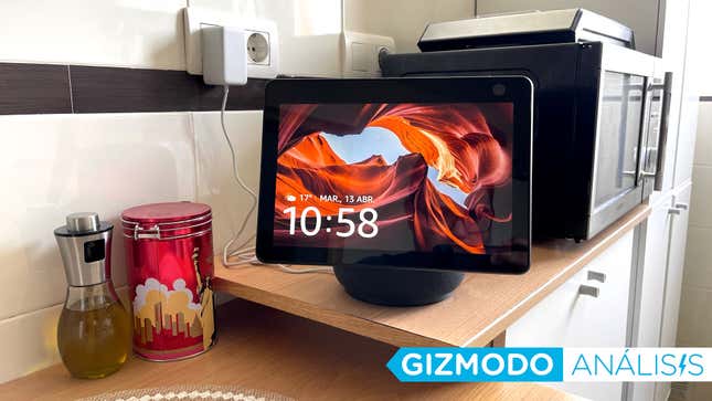 Imagen para el artículo titulado Probamos el Echo Show 10 de Amazon: ahora Alexa te persigue por la cocina con su enorme pantalla