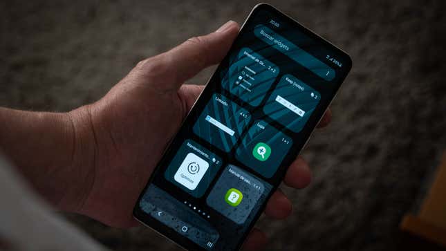 La capa de personalización de Samsung es de las más completas, pero a veces creo que resulta demasiado pesada para la RAM y el procesador que trae este teléfono.