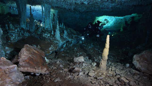 La Mina Roja es una cueva submarina en la península de Yucatán, en México, en las que buzos del Centro Investigador del Sistema Acuífero de Quintana Roo (CINDAQ A.C.) de México encontraron las minas de ocre más antiguas del hemisferio occidental.