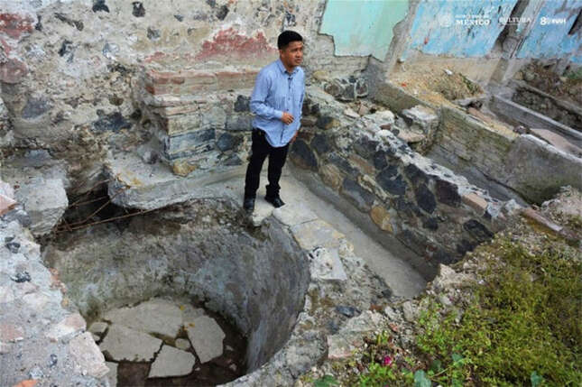 El arqueólogo del INAH, Víctor Esperón Calleja, se encuentra junto a una curtiduría que estuvo en uso durante el último siglo del dominio español.