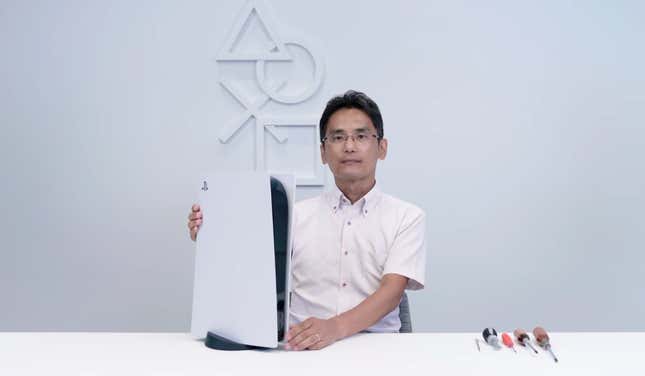 La PlayStation 5 (modelo con unidad óptica para juegos en formato físico) junto al responsable de diseño mecánico de la consola, Yasuhiro Ootori.
