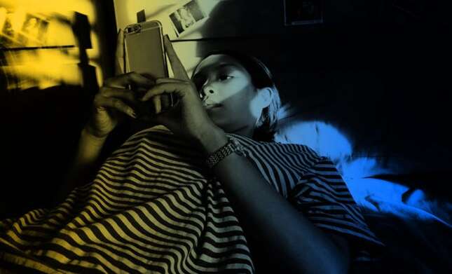 Imagen para el artículo titulado El modo nocturno de los móviles podría estar haciendo que duermas aún peor, según un nuevo estudio